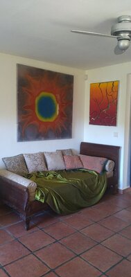Pin Vega in the Studio: Diván situado en el despacho de la planta superior con acceso directo  al estudio.  Esta zona es ideal para descanso y lectura durante el proceso de creación de las nuevas obras