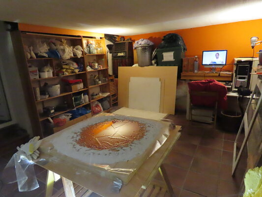 Pin Vega in the Studio: Zona de trabajo 2 situada en el sótano.  Esta zona cuenta con una gran ventilación y su temperatura constante es ideal para procesos de secado lento. También es ideal para trabajar con el ordenador  mientras se controla la evolución del proceso  de s