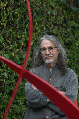 Teo San Jose nello studio: Foto personal con la escultura "Tiempo de Curva"