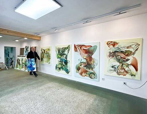 Fintan Whelan in de studio: Preparing some of my latest canvases for photo shooting...