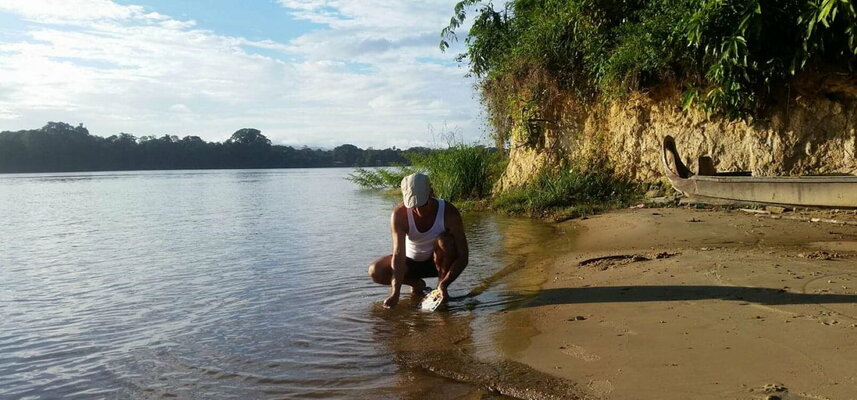 Aldehy in the Studio: Pratique le fleuve pour laver les palettes. Guyane -  Maroni.