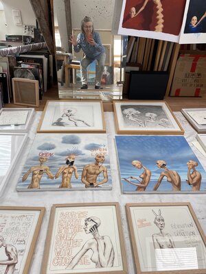 Myriam Feuilloley in the Studio: Vue d'ensemble pour préparer un accrochage...