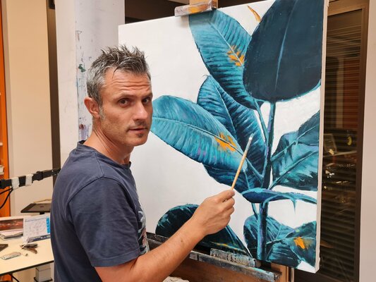 Juan Francisco Gomez Cambronero nello studio: Pinceles, Colores, luz...Creatividad al poder!!