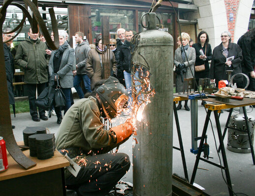 Michel Laurent nello studio: Démonstration de sculpture à Paris.