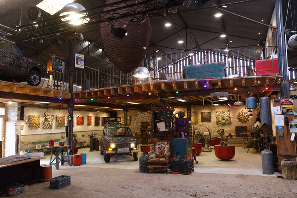 Michel Laurent nello studio: Espace de finition des oeuvres et d'exposition...