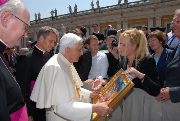 Sylvia Vandermeer in de studio: Sylvia Vandermeer übergibt Papst Benedikt XVI. bei einer Privataudienz in Rom am 3. Mai 2006 ihr Gemälde "Madonna", Foto privat