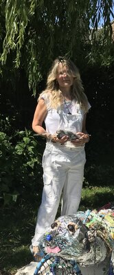 Julie Barnes dans le studio
