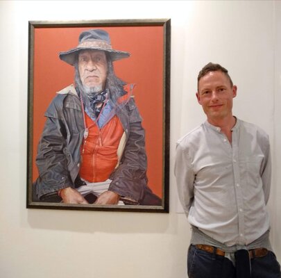 James Earley en el estudio: James Earley with the oil painting "The Red Road"