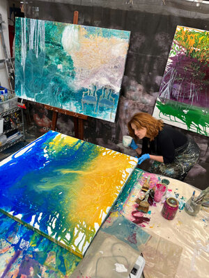 Giusy Lauriola im Studio: Una pausa per un caffè ma sempre controllando il lavoro