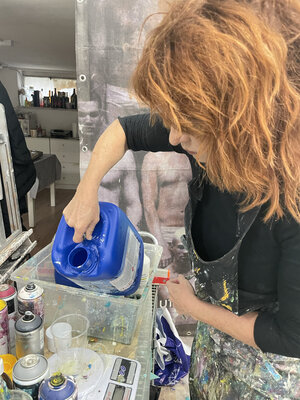 Giusy Lauriola im Studio: io mentre  preparo la resina