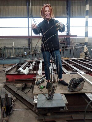 Halinka Jakubowska en el estudio: Préparation pour un sculpture en acier "Transparence"