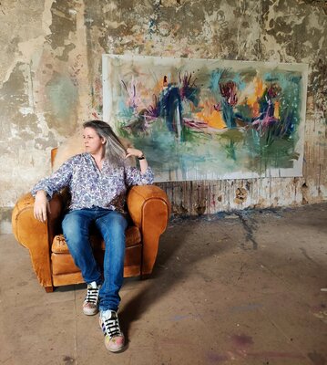 Emily Starck in the Studio: L'Artiste devant l'œuvre "Audacieuse"  - Atelier Emily STARCK