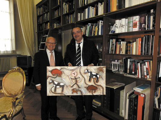 Andrea Benetti nello studio: Andrea Benetti con Louis Godart al Quirinale (sede della Presidenza della Repubblica Italiana), in occasione dell'acquisizione di un'opera di Benetti nella Collezione del Quirinale