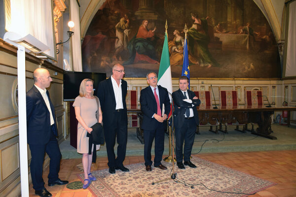 Andrea Benetti nello studio: Inaugurazione della mostra di Benetti alla Camera dei Deputati. I professori Silvia Grandi e Marco Peresani, curatori della mostra insieme ai Questori della Camera