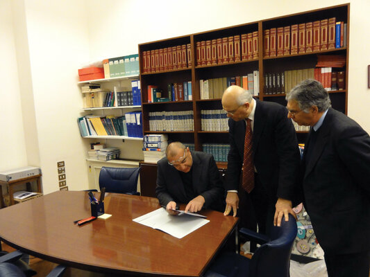 Andrea Benetti nello studio: Andrea Benetti alla Camera dei Deputati, nel momento della firma, per l'acquisizione di una sua opera nella Collezione della Camera dei Deputati