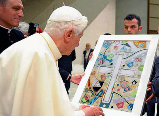 Andrea Benetti nello studio: Benedetto XVI guarda l'opera di Andrea Benetti ricevuta in dono dall'Istituto Europeo Pegaso