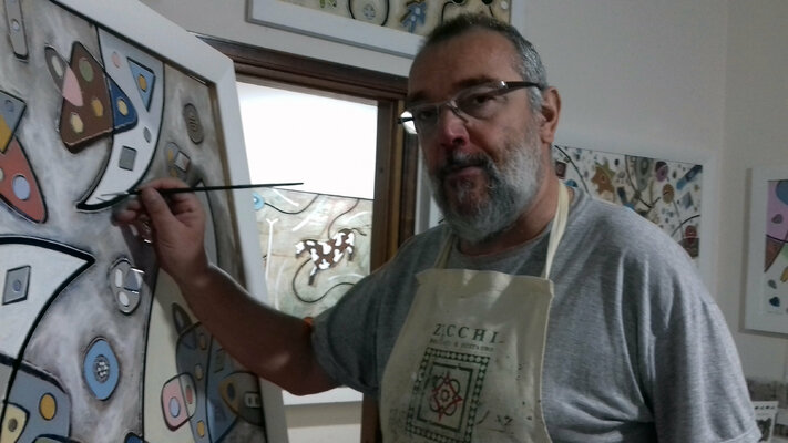 Andrea Benetti nello studio: Nel mio studio, mentre dipingo...