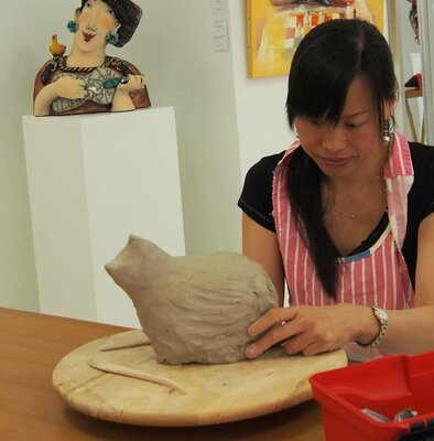 Yutao Ge im Studio: Concentrée