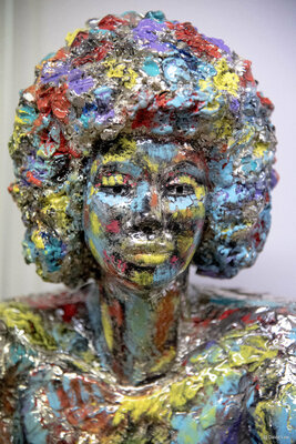 Nouna nello studio: " ANGELA " RESINE SCULPTURE PEINTE A LA MAIN  OEUVRE UNIQUE " PATINE DE FOND  EN POUDRE D'ARGENT " PEINTURE PYGMENTS DE COULEUR