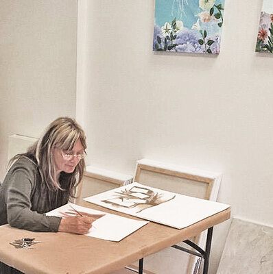 Linda Storm en el estudio: Linda Storm workin gin her Santa Fe, NM art studio.