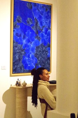 Raphaële Anfré nello studio: L’artiste Raphaële Anfré devant une de ses oeuvres