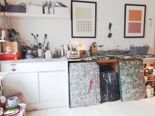Conny Wachsmann in de studio: Meine künstlerische Herangehensweise basiert auf der abstrakten Malerei. Ich arbeite hauptsächlich mit Acrylfarben auf Leinwand oder Holz und experimentiere gerne mit verschiedenen Techniken, um interessante Strukturen und Texturen zu erzeugen. Mein 