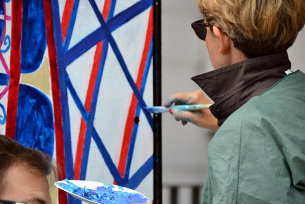 Catherine Sénéchal im Studio: Exposition solidaire "Eiffel en fête" 2012 à 2016 - pendant trois mois chaque année - Paris 15ème