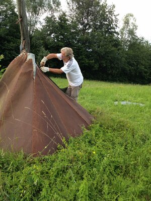 Piero Casarin in the Studio: Al lavoro per recuperare le vecchie lamiere arrugginite per poterle poi dipingere.