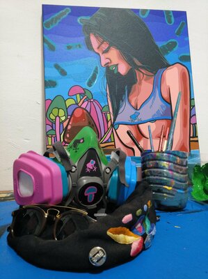 Frank Arias in de studio: pintura del fondo: After a fungi blow