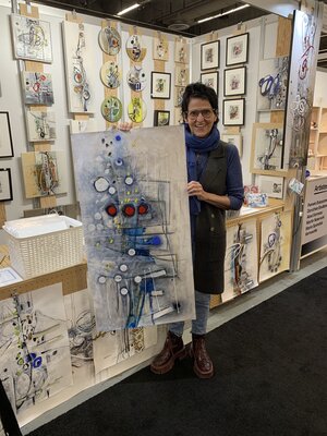 Sylvie Cloutier im Studio: DEVANT MON KIOSQUE AU SALON DES MÉTIERS D'ARTS DU QUÉBEC, ICI AU CANADA,  DÉCEMBRE 2024