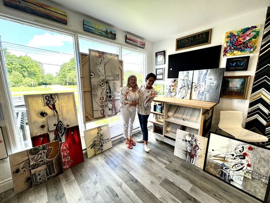 Sylvie Cloutier im Studio: Livraison de mes oeuvres à la GALERIE ROTWELL ART AND FRAMING, à Ottawa, ici au Canada, avec la charmante propriétaire, Mme Natalie Cheff. automne 2024.