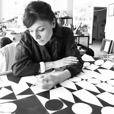 Barbara Christol in the Studio: Portrait d'atelier devant Almost Vasarely, ©Barbara Christol 2024