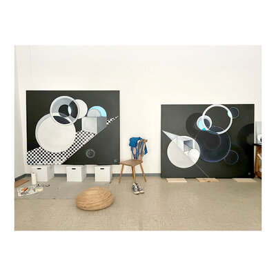 Barbara Christol in the Studio: "Grand Bleu" et "Bleu Velvet" de la série Le Bleu est la couleur de mes rêves, Vue d'atelier, ©Barbara Christol 2025