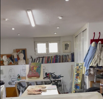Jenifer Carey en el estudio: Es una esquina de mi estudio. Se ve muchas obras y los aparatos electricos que utilizo para mis esculturas de hierro.Hay sitio para que puedo realizar pintura, grabado y escultura sin guardar nada!