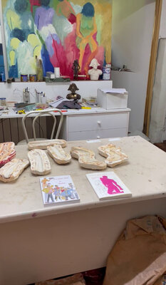 Jenifer Carey en el estudio: En mi estudio. Adelante  se ve dos libros por los que deseñe las tapas. Atras se ve moldes por mis esculturas de bronce.