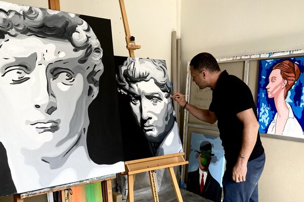 Ivan Lorenzo Frezzini im Studio: foto durante pittura ad olio