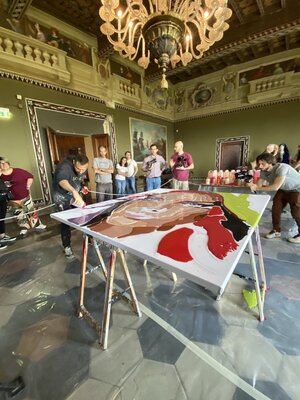 Ivan Lorenzo Frezzini im Studio: Castello di Bianello, sala da ballo durante live painting- Il nuovo volto di Matilde di Canossa
