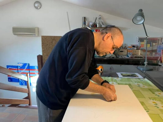 Roberto Re nello studio: mentre lavoro nel mio studio