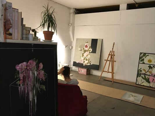 Karenina Fabrizzi en el estudio: Karenina observing a painting before it is ready to go to the collector, ensuring it is perfect.