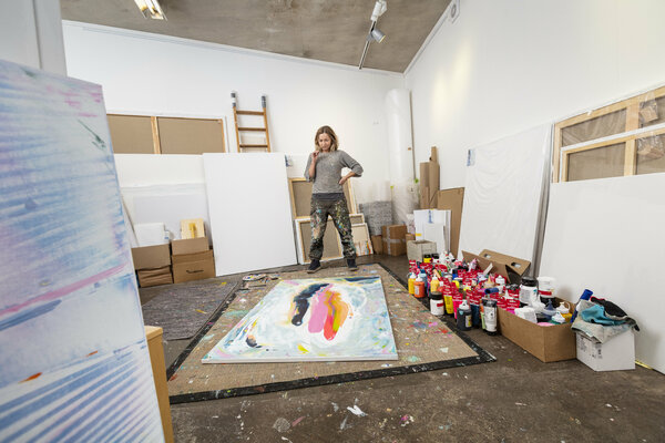 Marit Geraldine Bostad in de studio