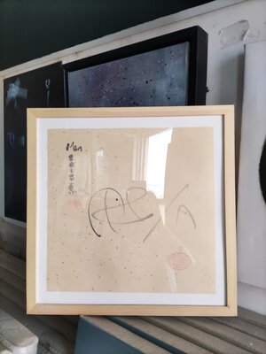 Min Zou en el estudio: in suit under plexiglass near the windom