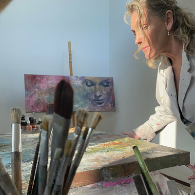 Ilona Hendriks nello studio