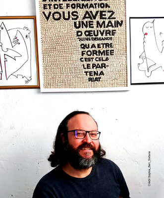 Mohamed Ben Soltane in de studio: Cette photo est spéciale pour moi. Une journaliste m'appelle car elle avait besoin d'une photo de moi pour son article. J'étais avec ma fille qui avait 4 ans. Sophia me dit je peux le faire papa, donne-moi ton téléphone. J'ai dis à la journaliste que