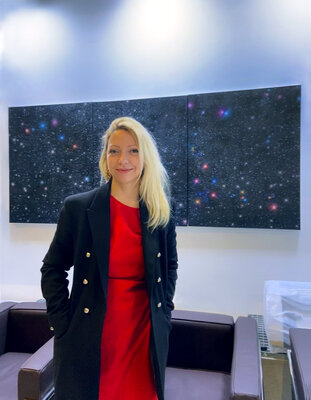 Anne Wölk in de studio: Opening of the Group Show Zeitenwende at CSR.Art, Berlin, portrait in front of the painting "The Great Silence", 2022, 100 x 240 cm, Oil on canvas