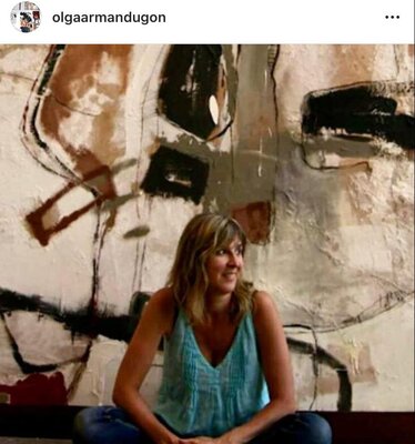 Olga Armand Ugon en el estudio: Con el mural de Zonamerica Uruguay