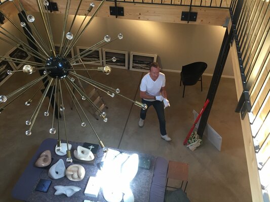 Jo Schmid in de studio: Jede Ausstellung bedeutet ein neues kleines Universum zu schaffen ...