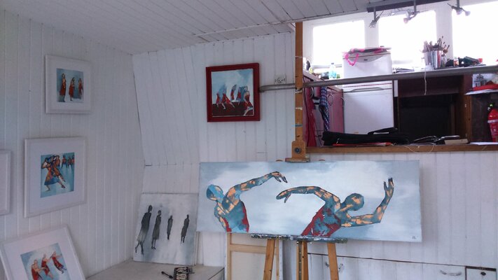 Corinne Malfreyt in the Studio: Des tableaux au mur de l'Atelier de Corinne Malfreyt (Péniche L'Avalant, sur la Seine, près de Paris)
