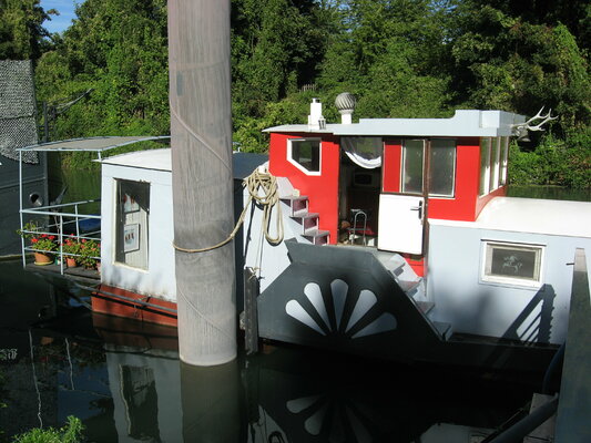 Corinne Malfreyt in the Studio: L'atelier de Corinne Malfreyt, une péniche sur la Seine (près de Paris)
