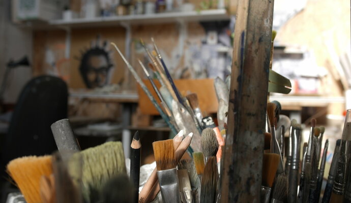 Carlos Sánchez Maydana en el estudio: Pinceles