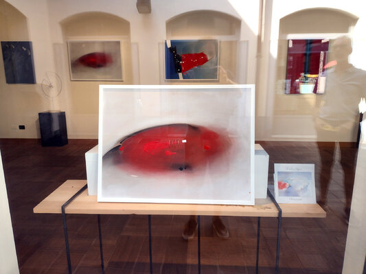 Carlo Olper nello studio: Opera in esposizione presso galleria ARC Gallery - Monza - Italia